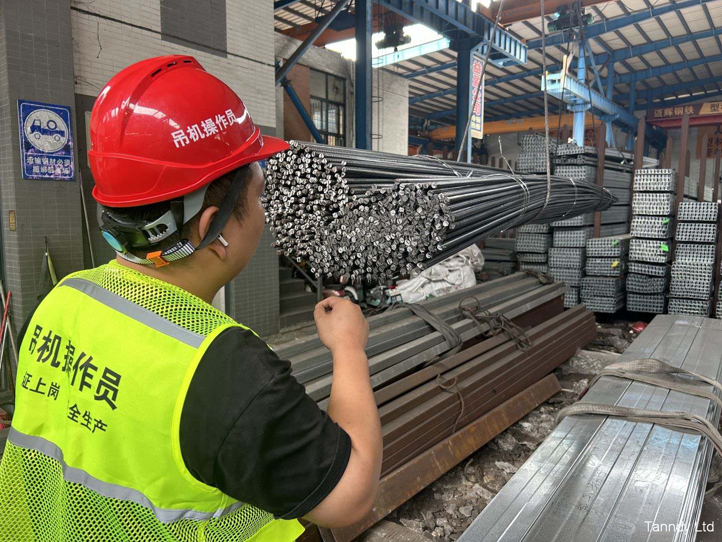 Tanndy inspector checking steel rebar before container loading in Foshan